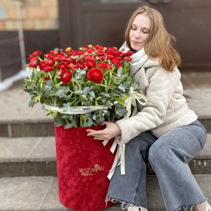 Авторская композиция с красными ранункулюсами в коробке
