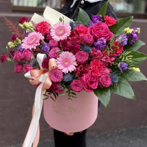 Авторская коробка Летняя красавица с герберами и кустовой розой