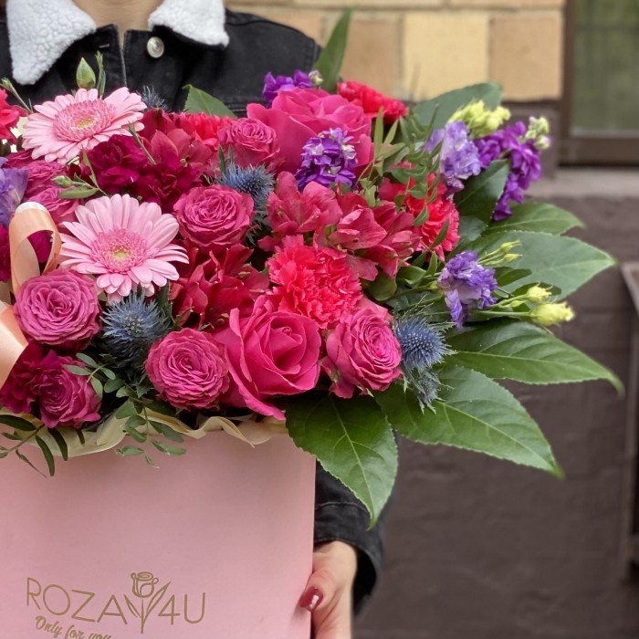 Авторская коробка Летняя красавица с герберами и кустовой розой