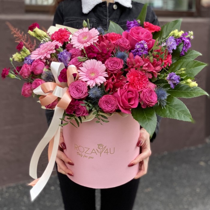 Авторская коробка Летняя красавица с герберами и кустовой розой