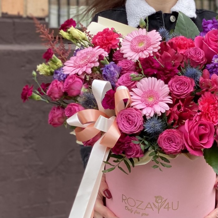 Авторская коробка Летняя красавица с герберами и кустовой розой