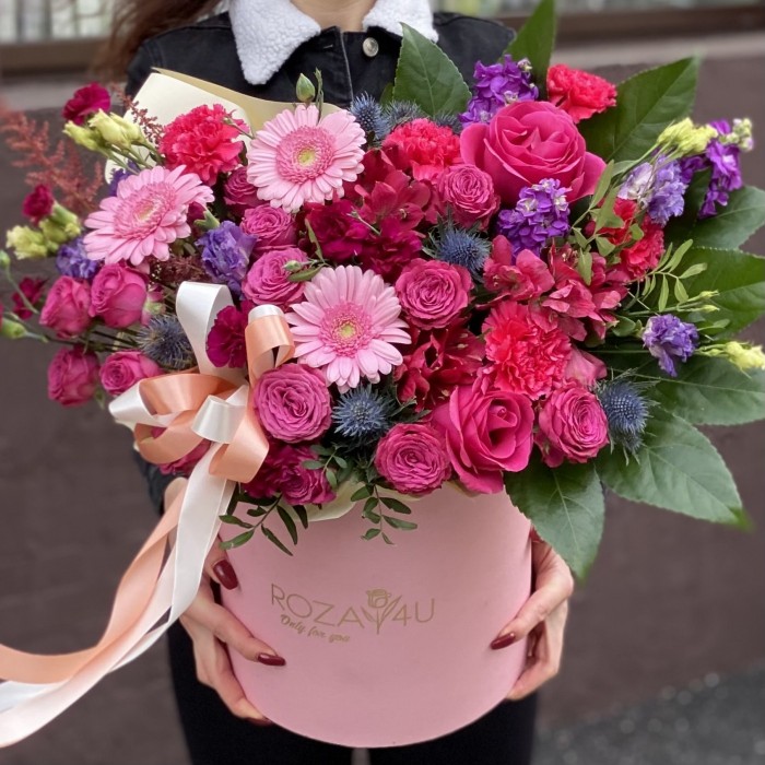 Авторская коробка Летняя красавица с герберами и кустовой розой