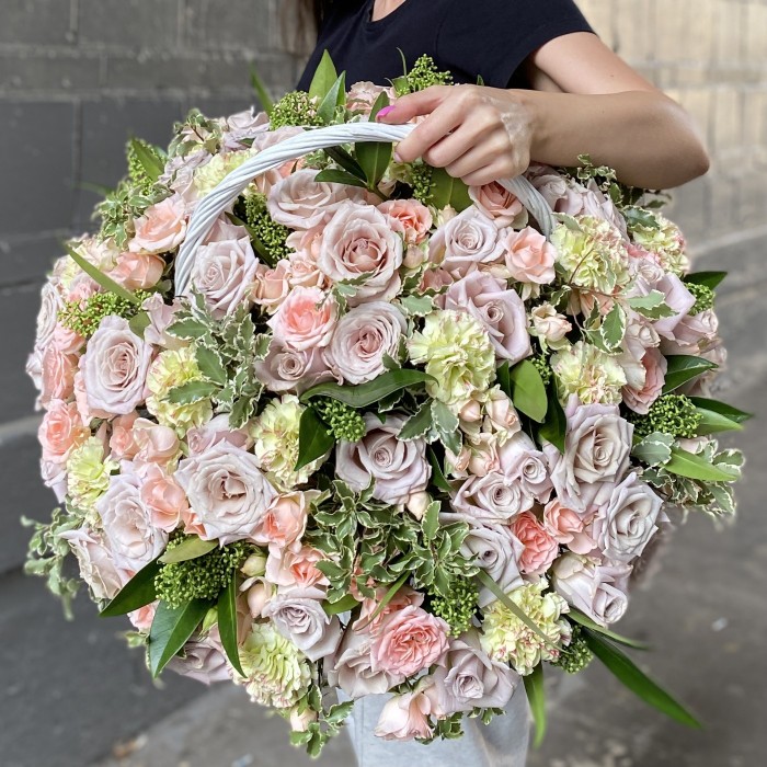 Авторская композиция в корзине с розами Бесконечная любовь