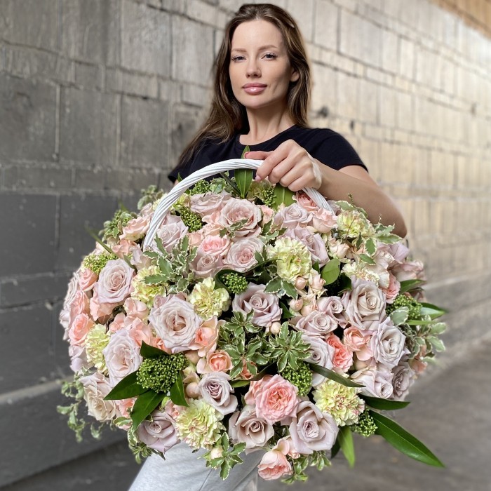 Авторская композиция в корзине с розами Бесконечная любовь