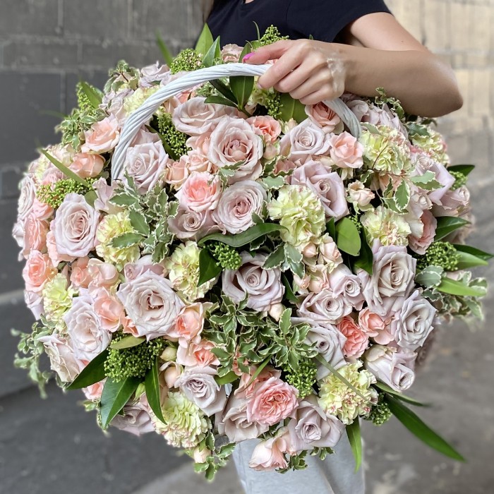 Авторская композиция в корзине с розами Бесконечная любовь