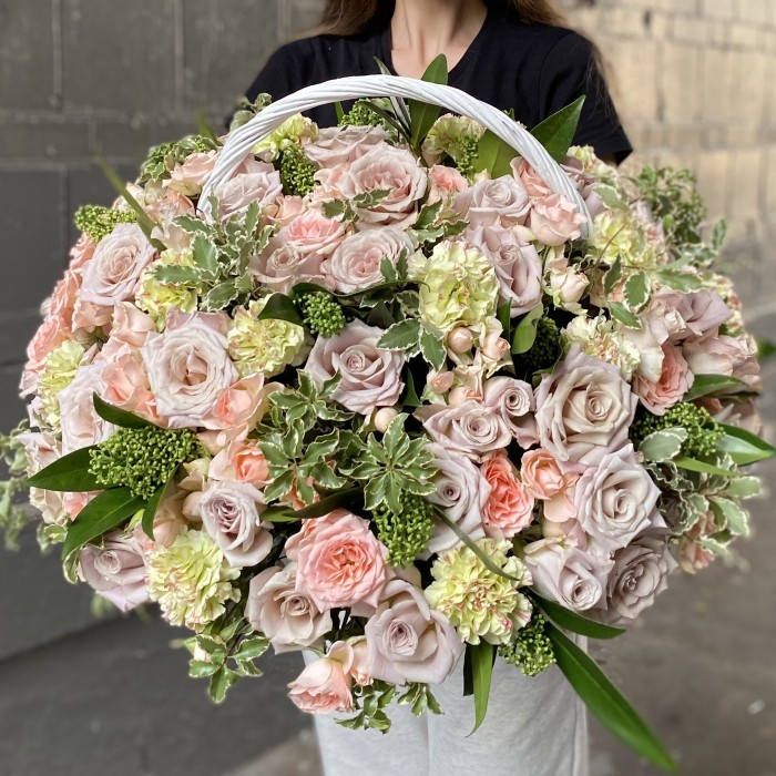 Авторская композиция в корзине с розами Бесконечная любовь