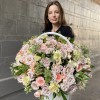 Авторская композиция в корзине с розами Бесконечная любовь