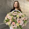 Авторская композиция в корзине с розами Бесконечная любовь
