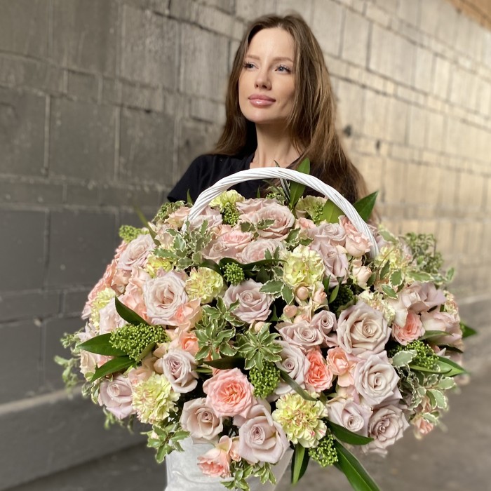 Авторская композиция в корзине с розами Бесконечная любовь