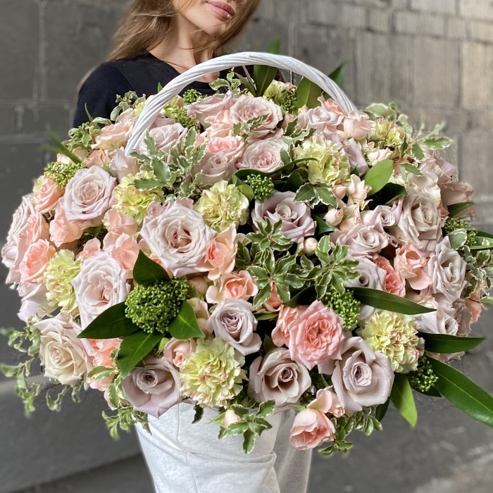 Авторская композиция в корзине с розами Бесконечная любовь