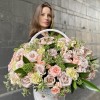 Авторская композиция в корзине с розами Бесконечная любовь