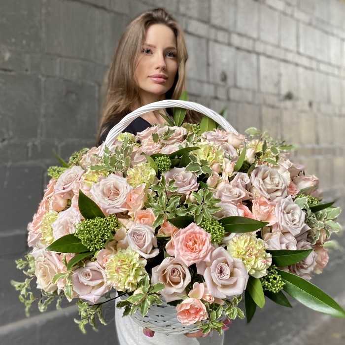 Авторская композиция в корзине с розами Бесконечная любовь