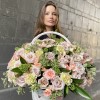 Авторская композиция в корзине с розами Бесконечная любовь