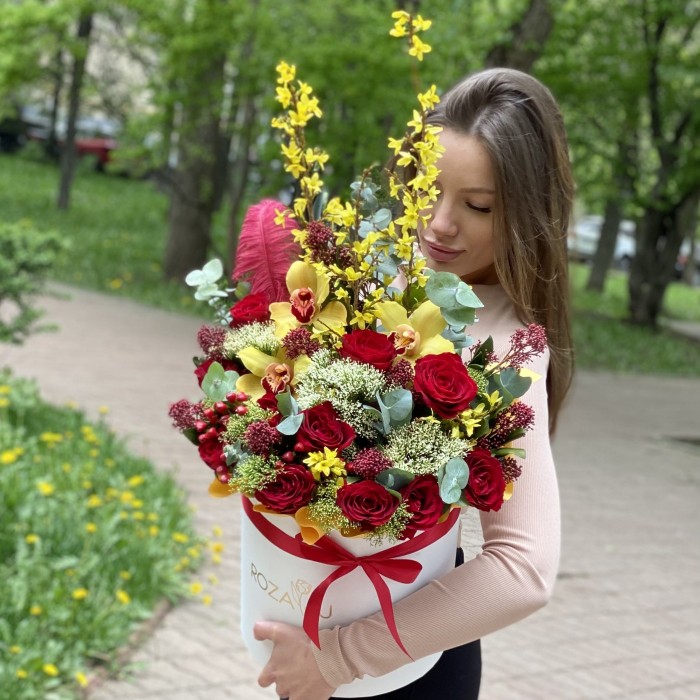 Авторская композиция Весна с форзицией