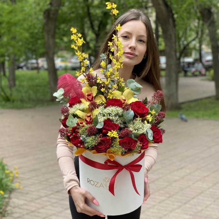 Авторская композиция Весна с форзицией