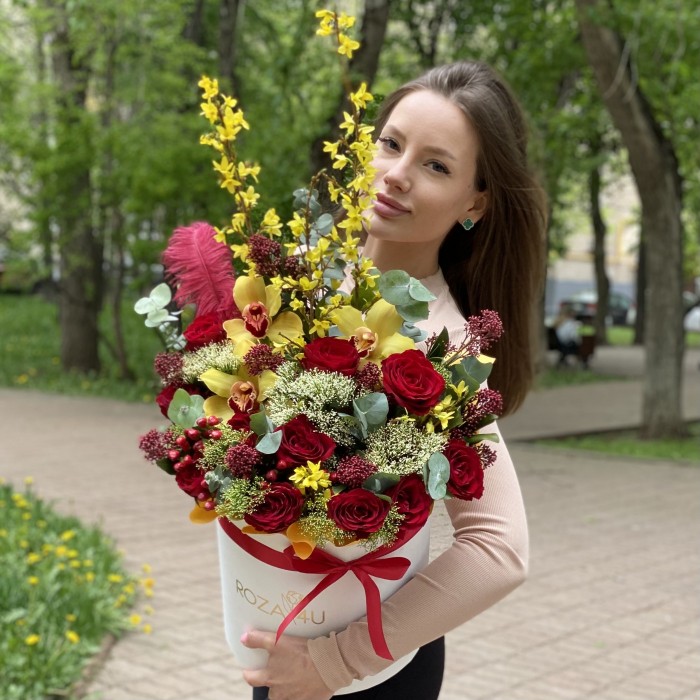 Авторская композиция Весна с форзицией