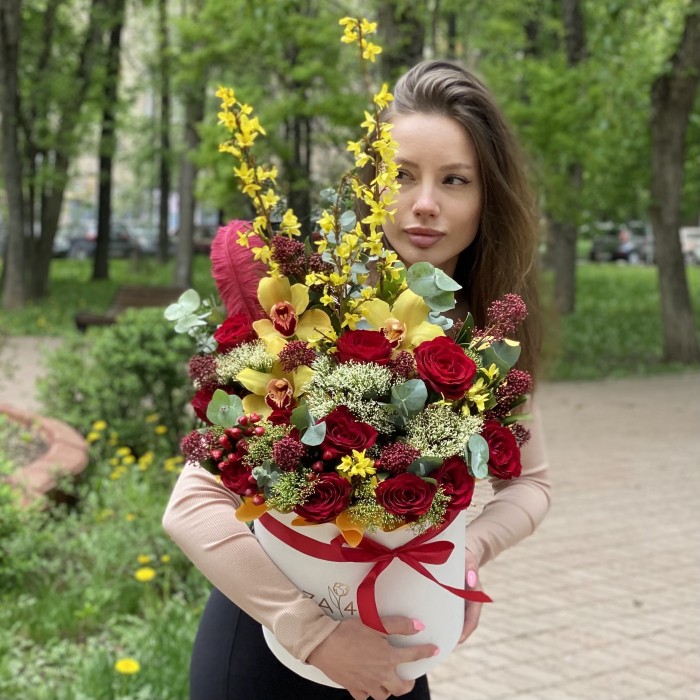 Авторская композиция Весна с форзицией