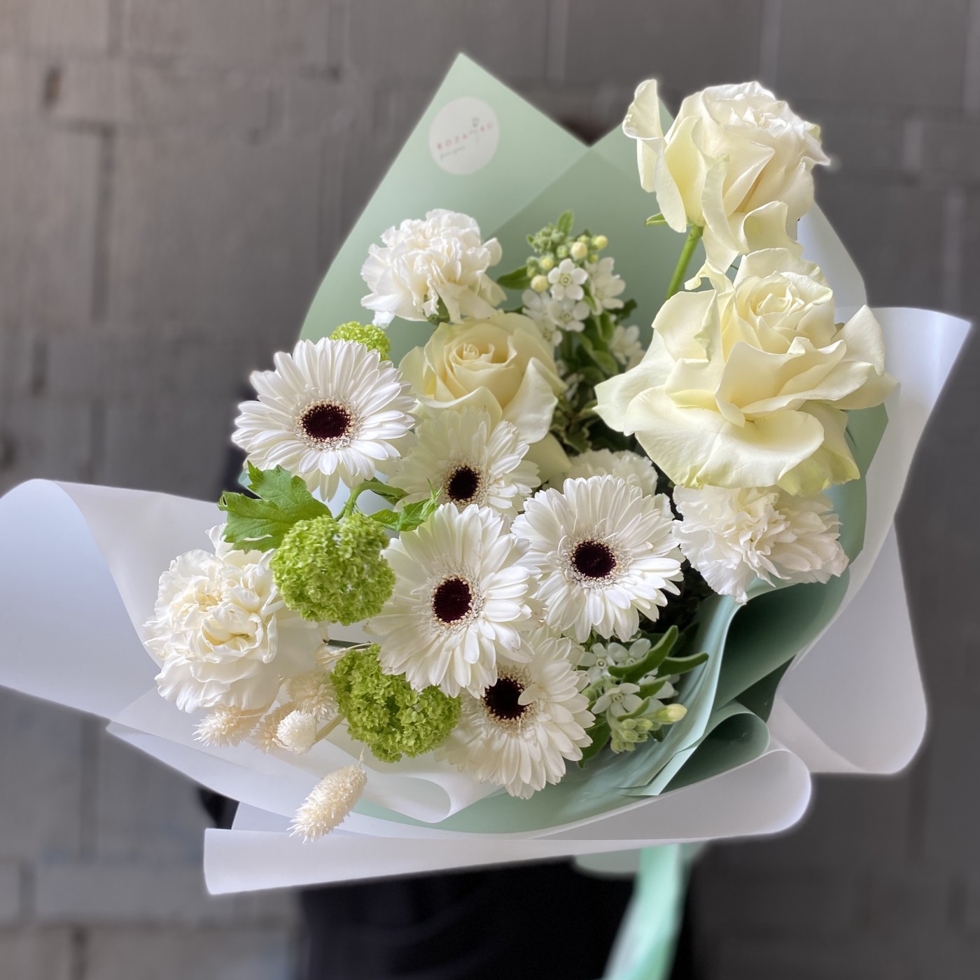 Купить свадебный букет из белых роз на свадьбу с доставкой по Москве и области