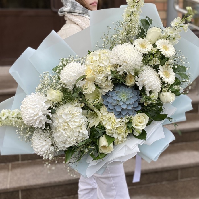 Авторский букет Сказочный лес с гортензией и хризантемой