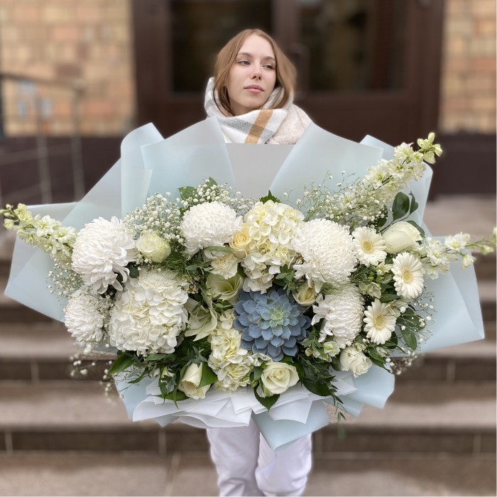 Авторский букет Сказочный лес с гортензией и хризантемой