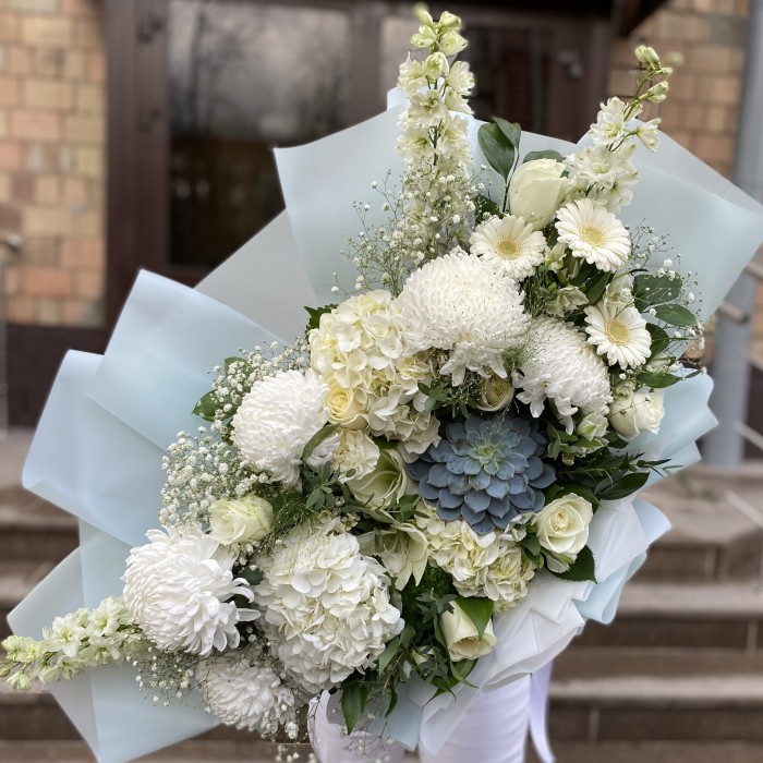 Авторский букет Сказочный лес с гортензией и хризантемой