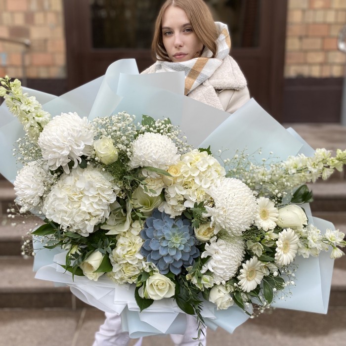 Авторский букет Сказочный лес с гортензией и хризантемой