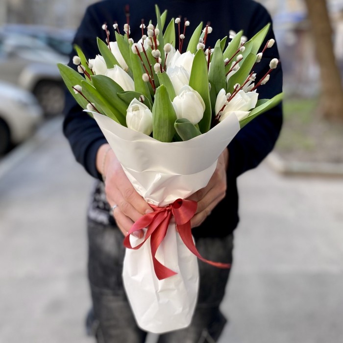 Букет белых тюльпанов с вербой
