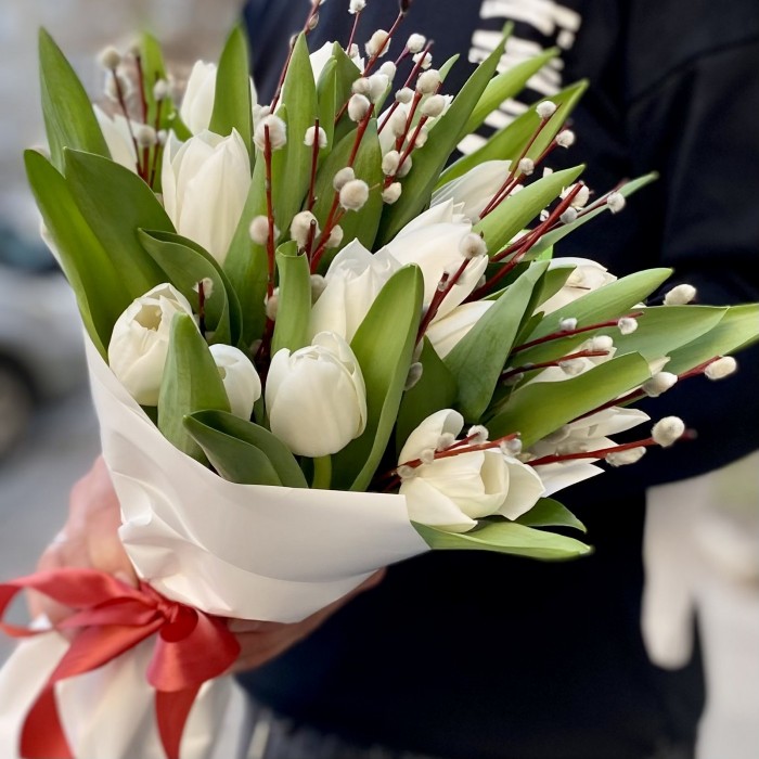 Букет белых тюльпанов с вербой
