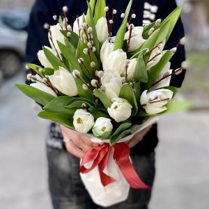 Букет белых тюльпанов с вербой