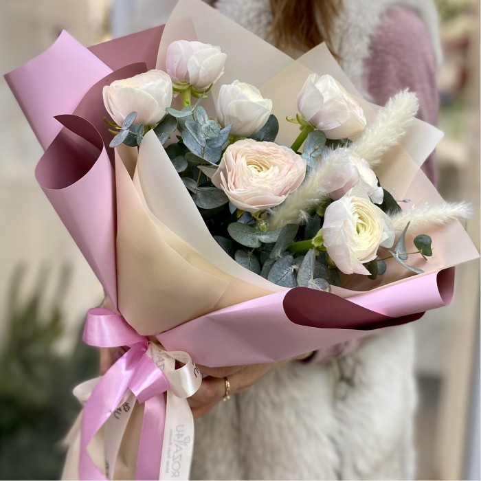 Букет из ранункулюсов и эвкалипта