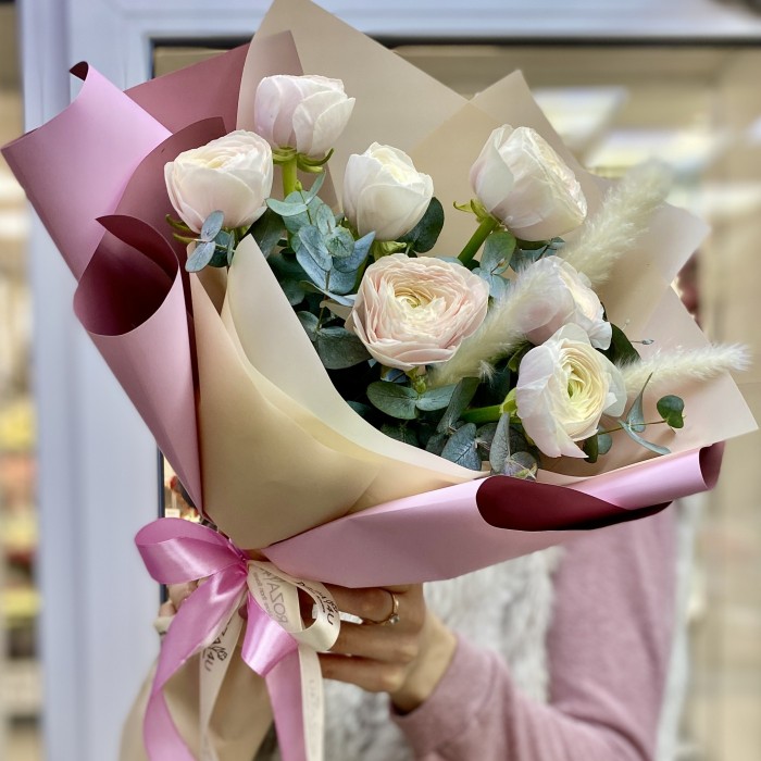 Букет из ранункулюсов и эвкалипта