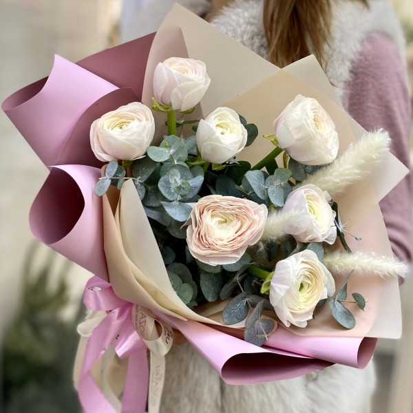 Букет из ранункулюсов и эвкалипта