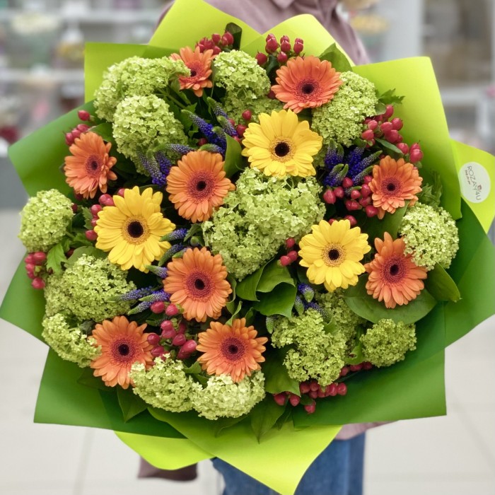 Авторский букет из герберы микс и вибурнума