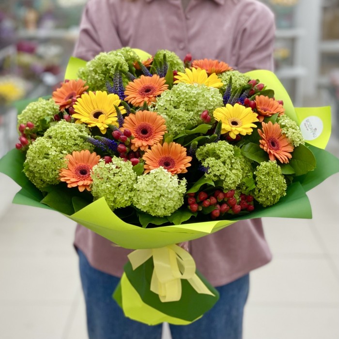 Авторский букет из герберы микс и вибурнума