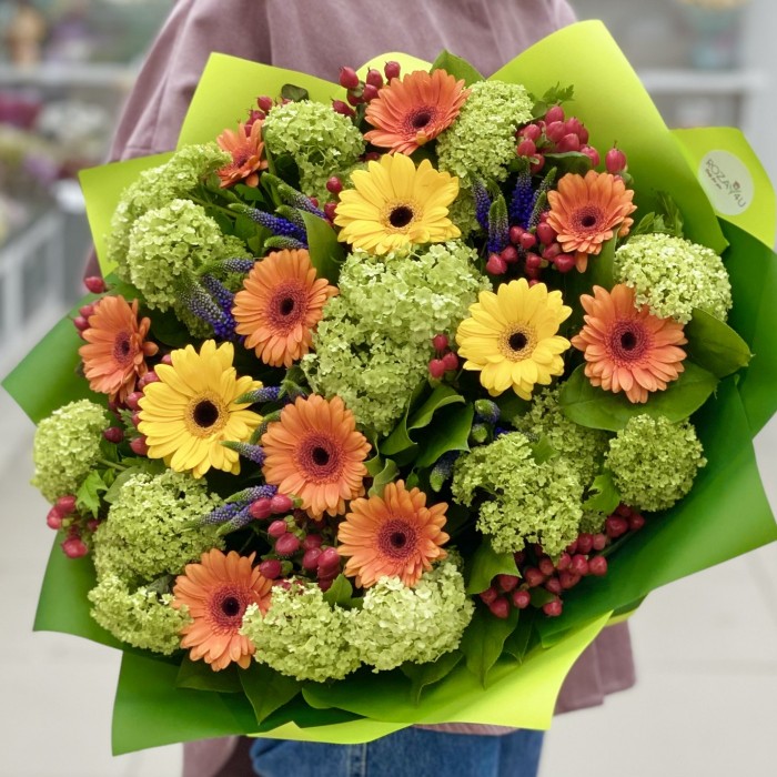 Авторский букет из герберы микс и вибурнума