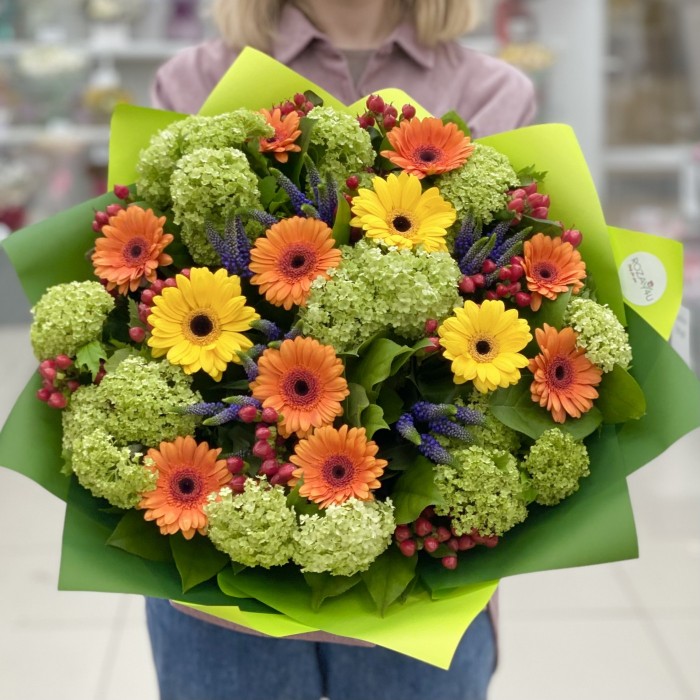 Авторский букет из герберы микс и вибурнума