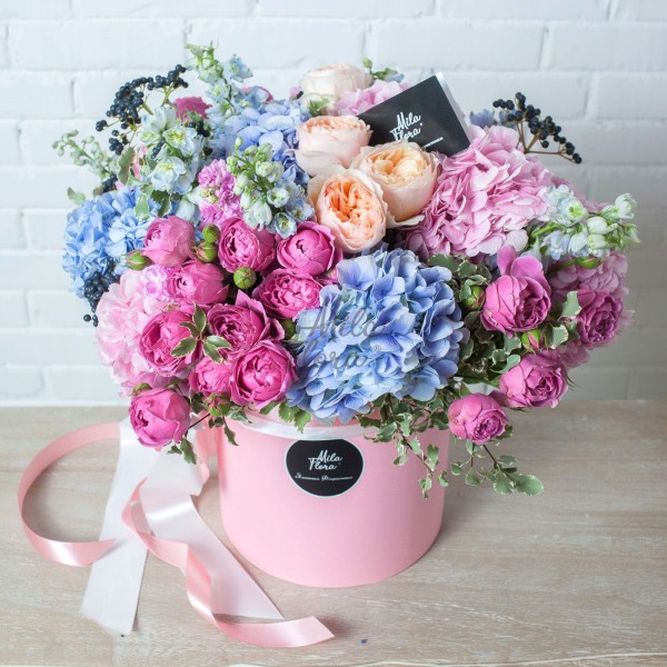 Композиция с пионовидными розами и гортензией