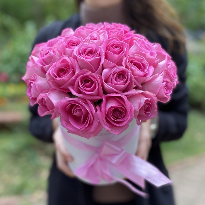 29 розовых роз в коробке