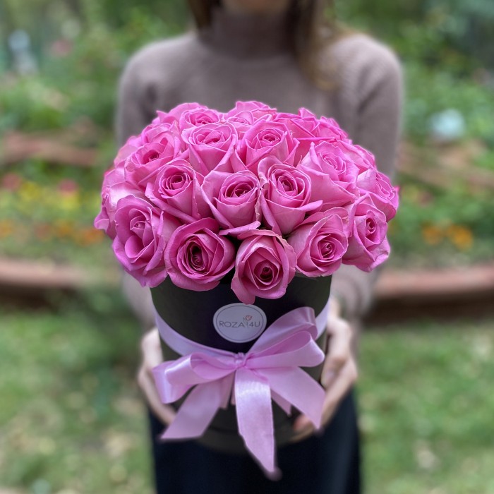29 розовых роз в коробке