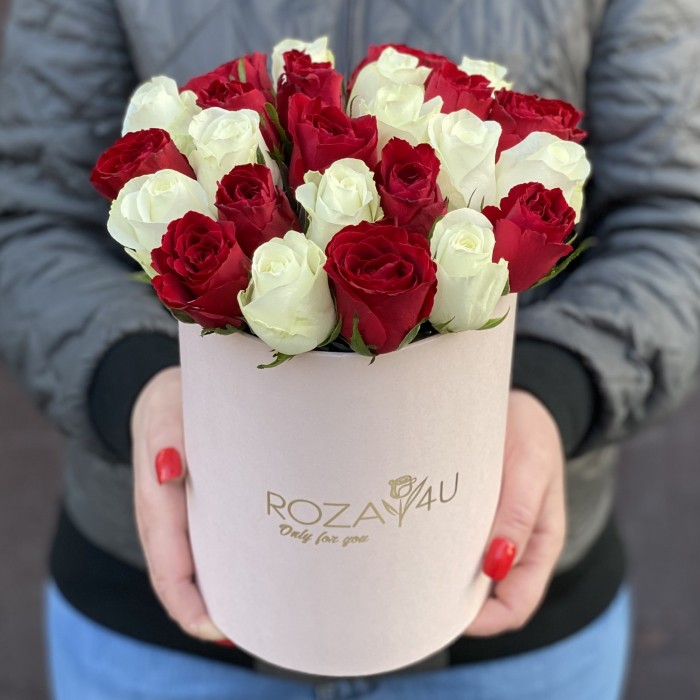 25 белых и красных роз в коробке