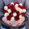 25 белых и красных роз в коробке