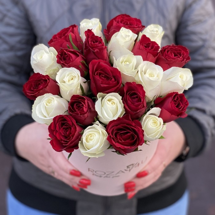 25 белых и красных роз в коробке