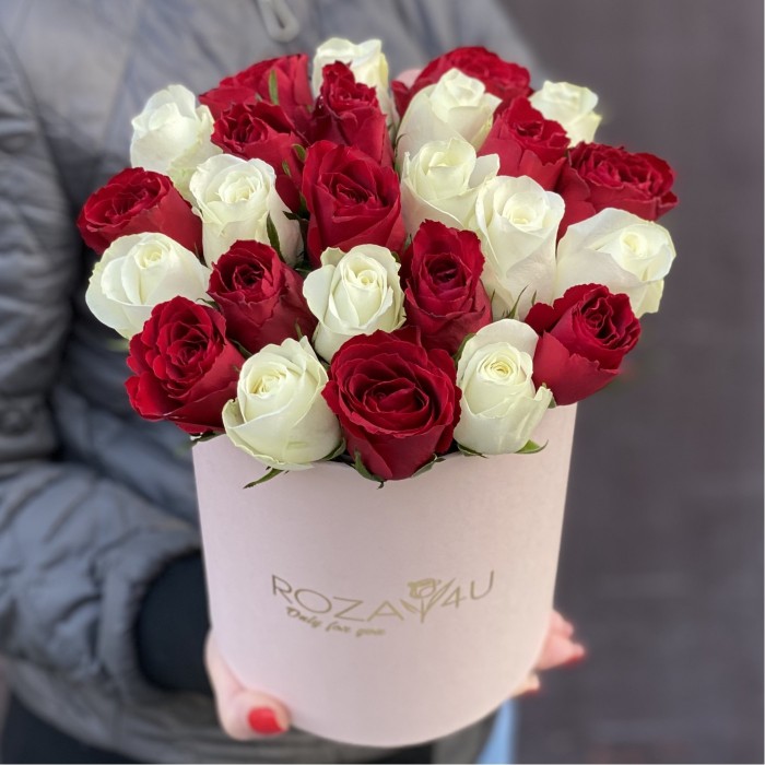 25 белых и красных роз в коробке
