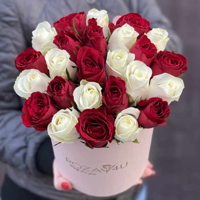 25 белых и красных роз в коробке