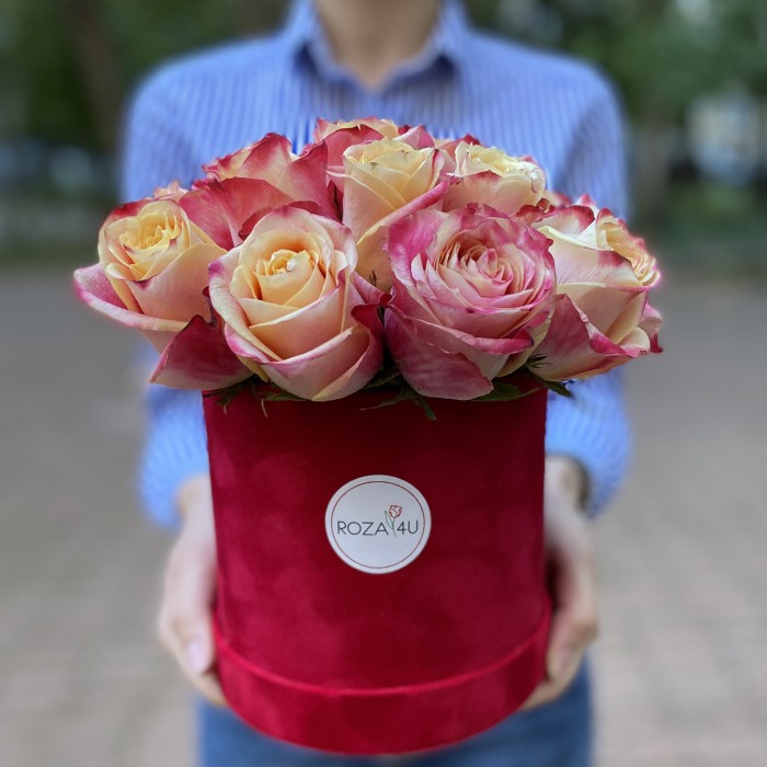 17 роз Chapeau в бархатной коробке