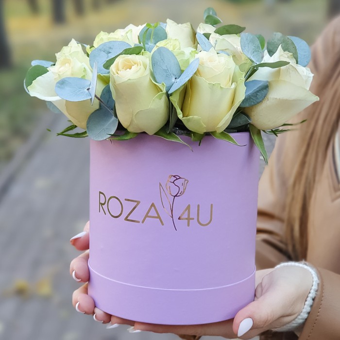 Бело-зелёные розы в коробке