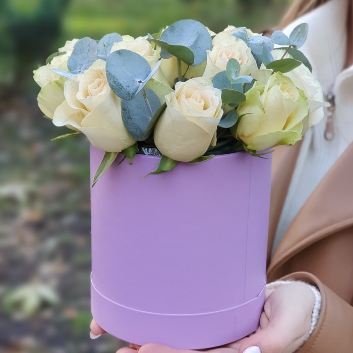 Бело-зелёные розы в коробке