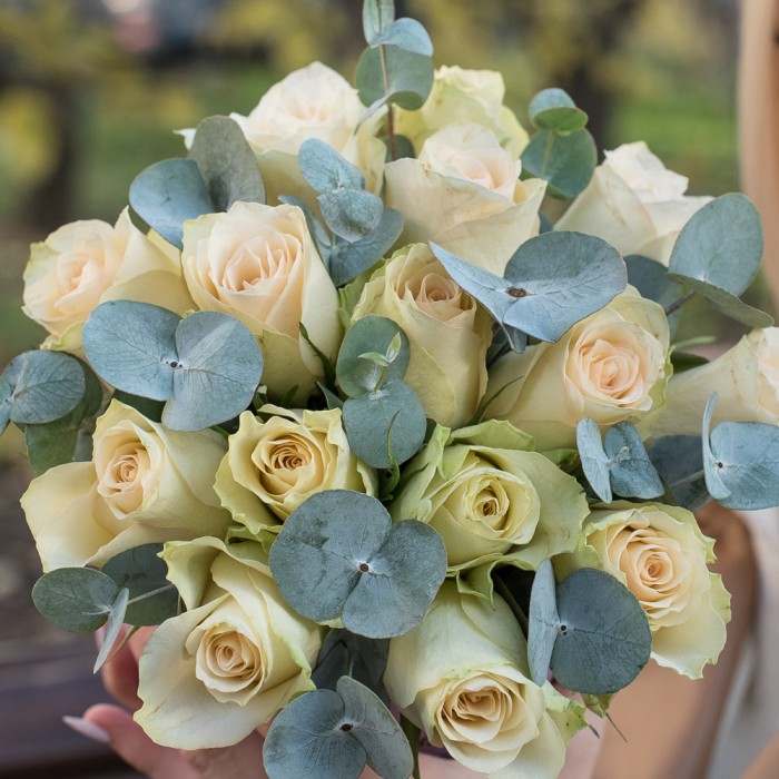 Бело-зелёные розы в коробке