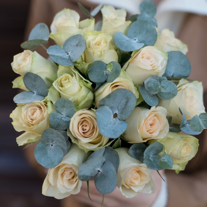 Бело-зелёные розы в коробке