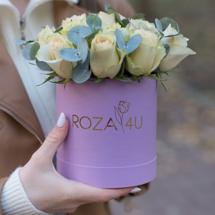 Бело-зелёные розы в коробке